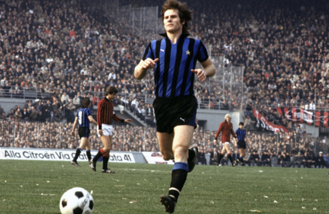 24 aprile 1983, Inter 0-0 Roma: Oriali inseguito da Falcão. L'altro nerazzurro è Salvatore Bagni, mentre sulla destra c'è l'arbitro Paolo Bergamo