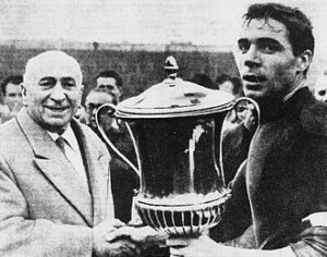 Pavinato, capitano rossoblù, e il presidente felsineo Renato Dall'Ara con la Coppa Mitropa 1961.