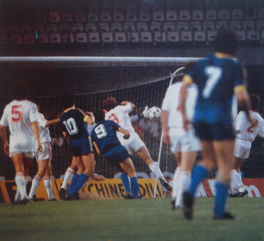 Nanu Galderisi di spalle con il numero 9