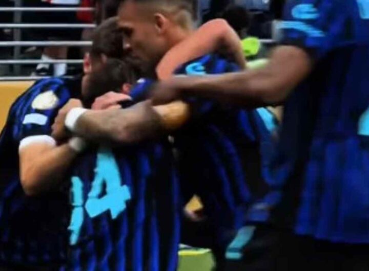 Giocatori dell'Inter esultano dopo un gol