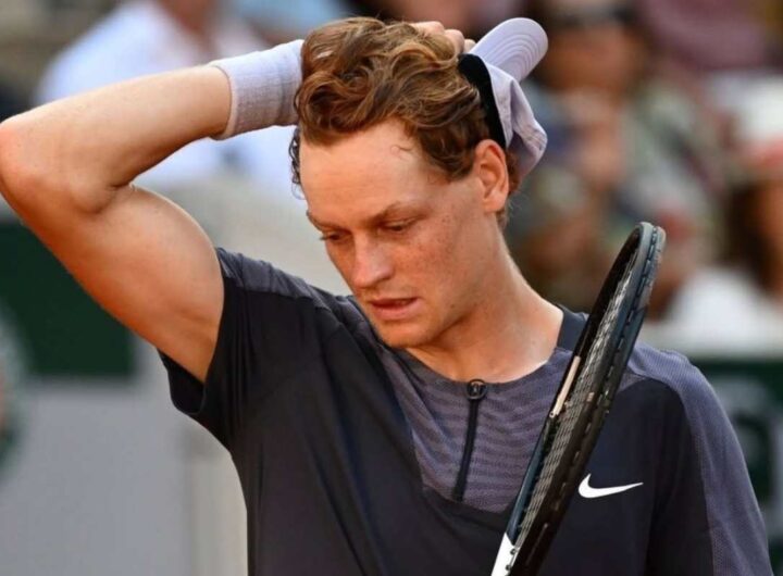 Jannik Sinner mani nei capelli