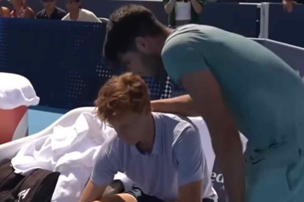 Carlos Alcaraz consola Jannik Sinner