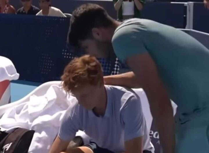Carlos Alcaraz consola Jannik Sinner