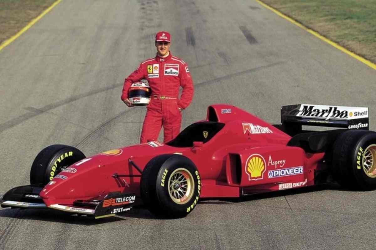 Michael Schumacher accanto alla Ferrari 