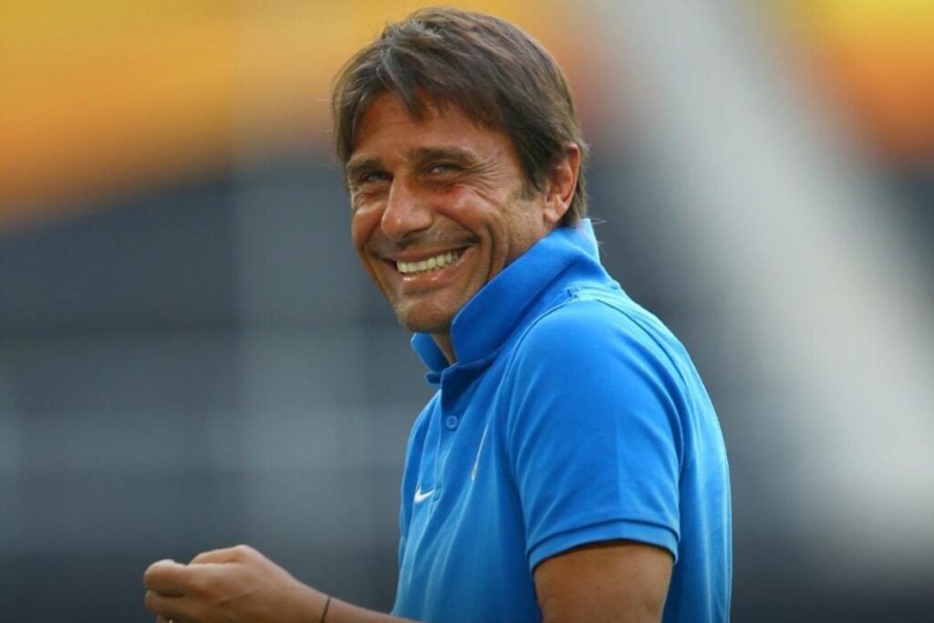 Conte sorride a Napoli