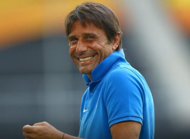 Conte sorride a Napoli
