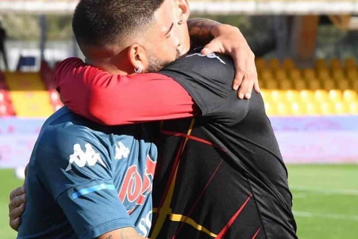 Lorenzo Insigne e Roberto Insigne si abbracciano in campo
