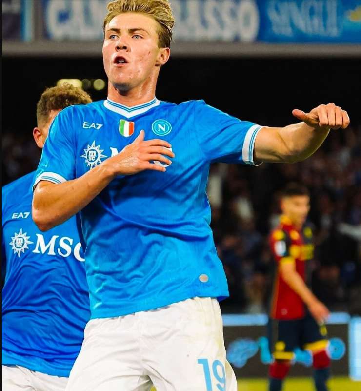 Hojlund con la maglia del Napoli