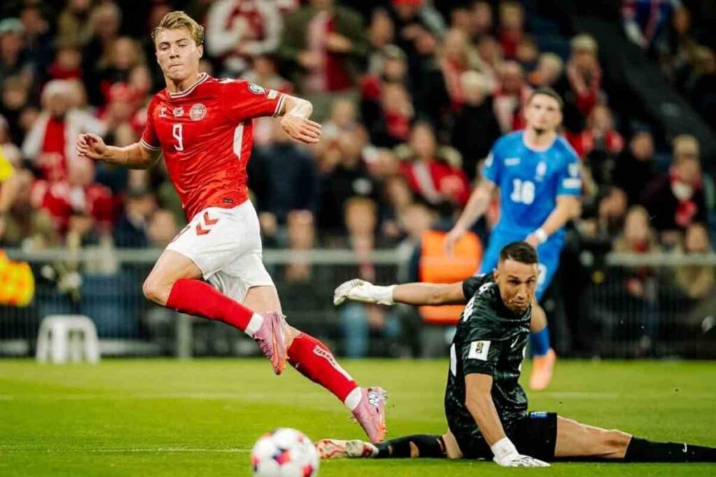 Hojlund con la maglia della Danimarca