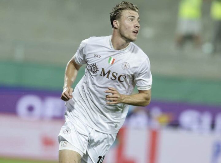 Hojlund con la maglia del Napoli