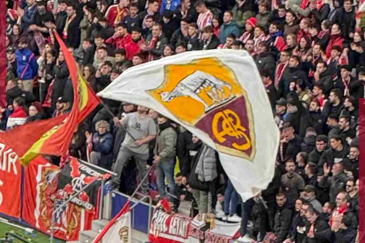 Bandiera giallorossa stadio