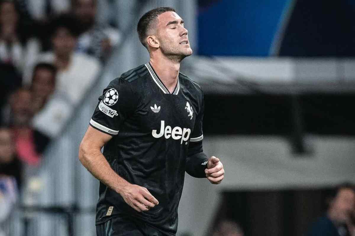 Dusan Vlahovic in campo con gli occhi chiusi