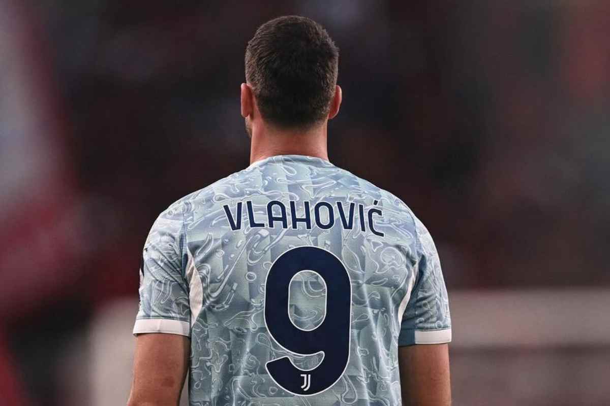 Dusan Vlahovic di spalle