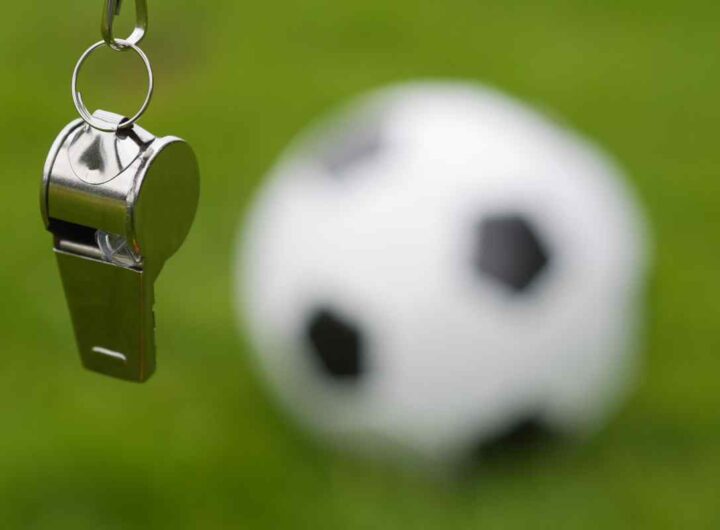 Fischietto e pallone da calcio