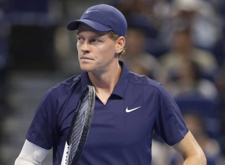 Sinner imbarazzato davanti ai giornalisti