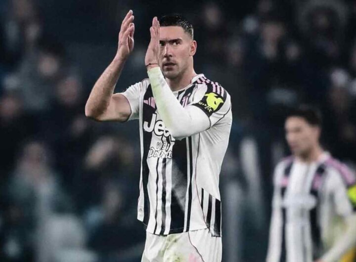 Dusan Vlahovic applaude in campo