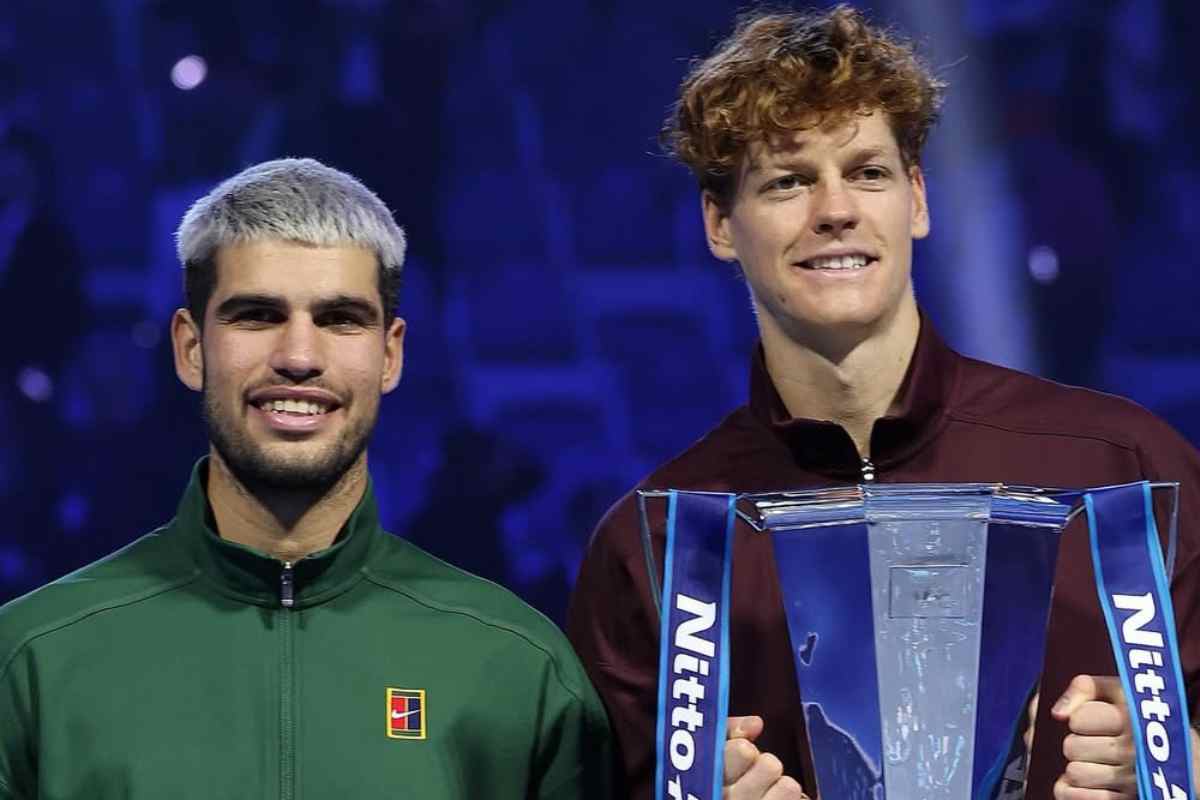 Carlos Alcaraz e Jannik Sinner mostrano i trofei vinti a Torino
