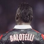 Balotelli in campo di spalle