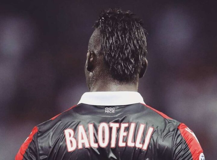 Balotelli in campo di spalle