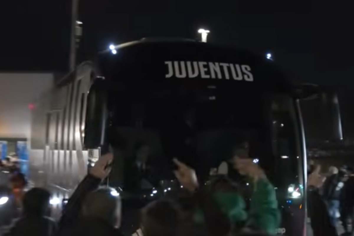 Il bus della Juventus arriva al Maradona