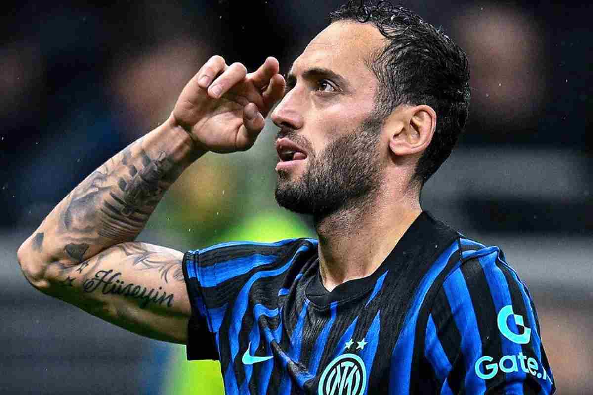 Hakan Calhanoglu in campo con l'Inter