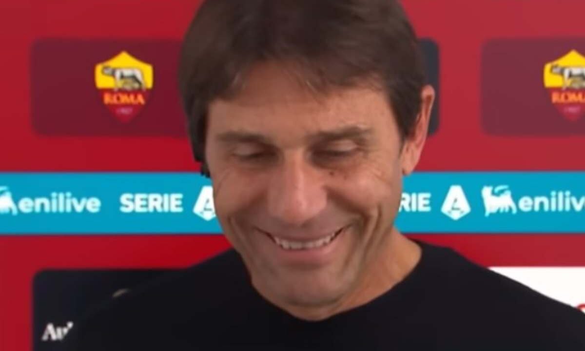 Antonio Conte sorride