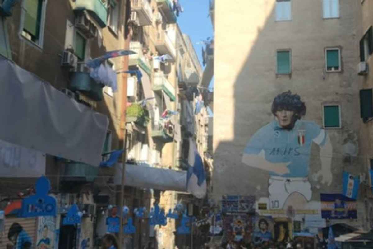 Largo Maradona con il murale di Diego
