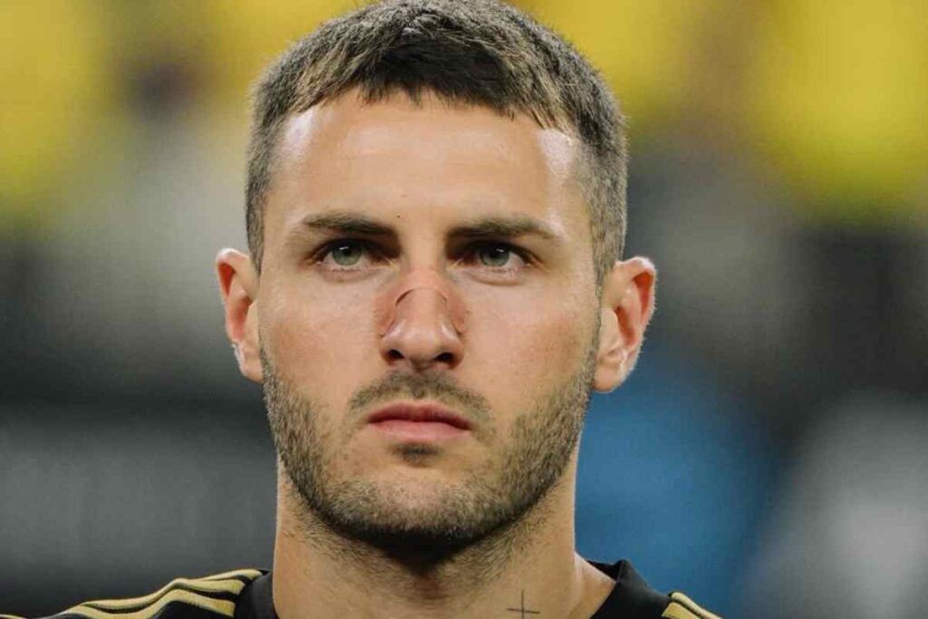 Santiago Gimenez in primo piano