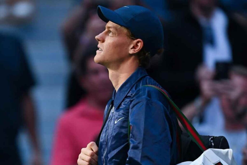 Jannik Sinner con lo sguardo rivolto verso l'alto