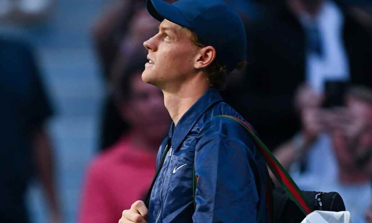 Jannik Sinner con lo sguardo rivolto verso l'alto