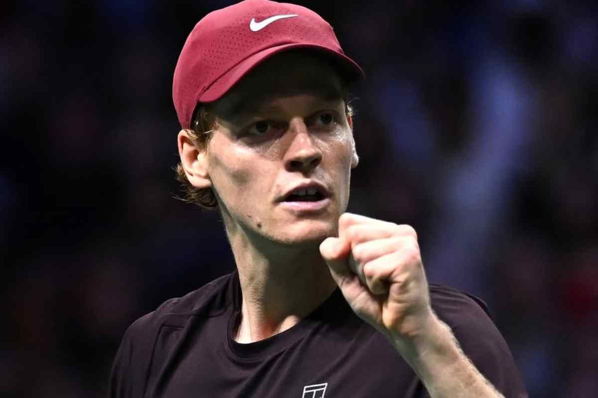 Jannik Sinner esulta con il pugno chiuso